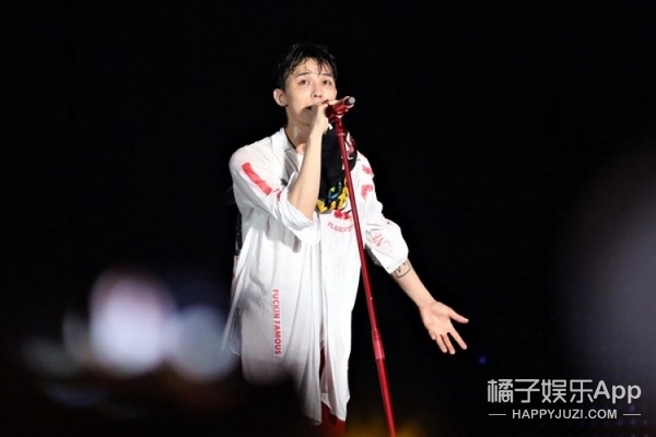 权志龙最新演唱会音乐盛宴震撼再现，现场视频火热来袭！